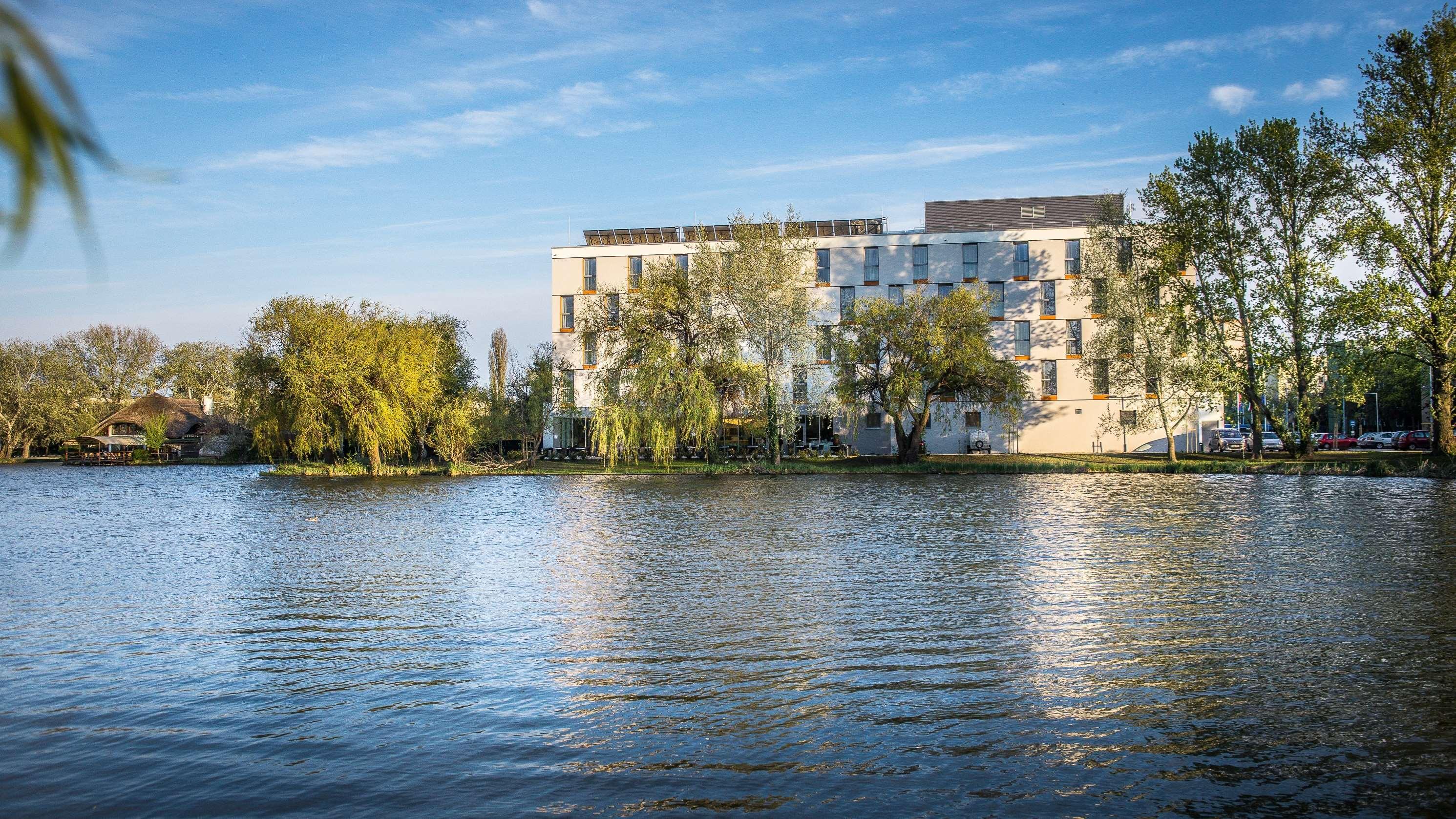 Best Western Plus Lakeside Hotel Секешфехервар Экстерьер фото
