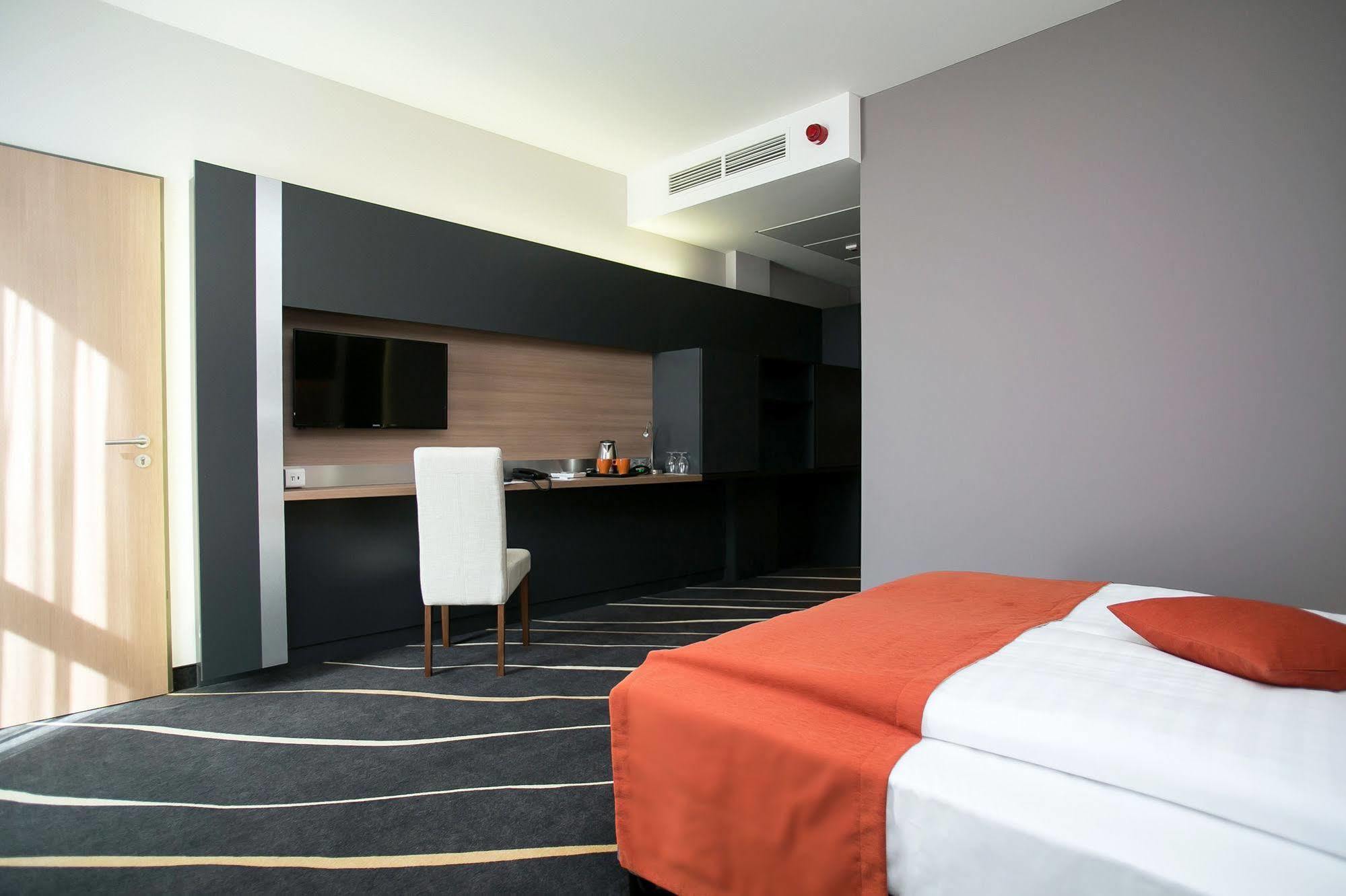 Best Western Plus Lakeside Hotel Секешфехервар Экстерьер фото
