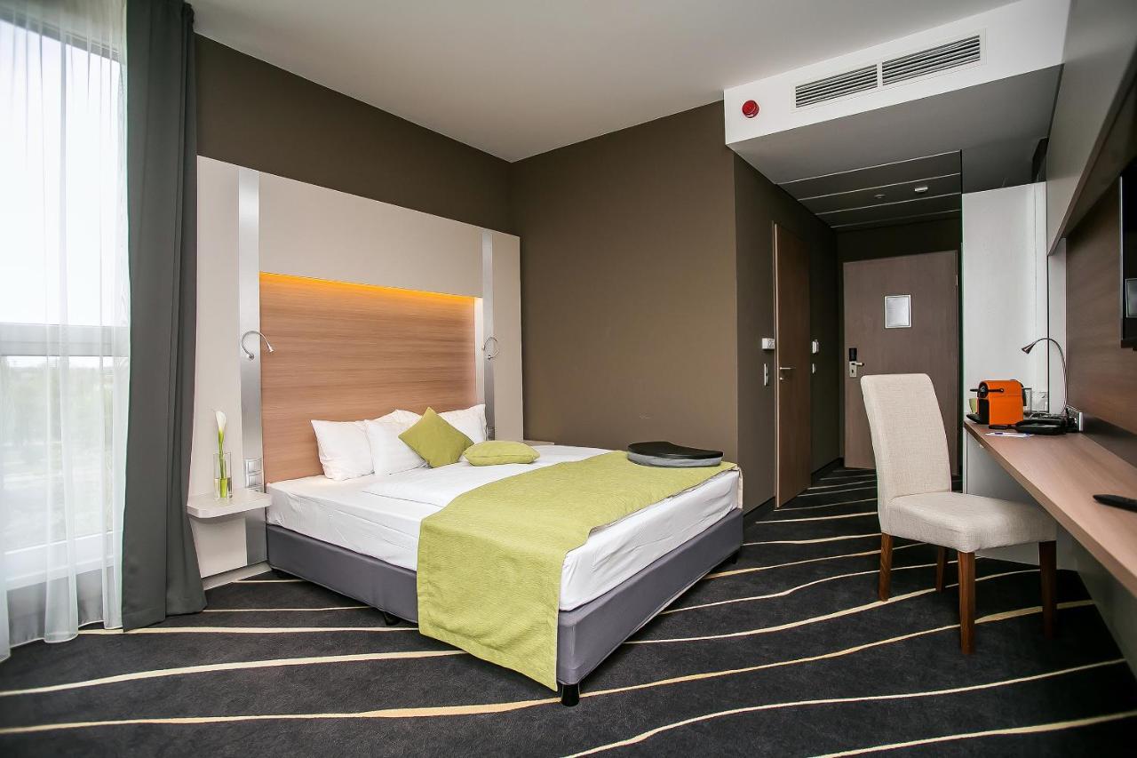 Best Western Plus Lakeside Hotel Секешфехервар Экстерьер фото
